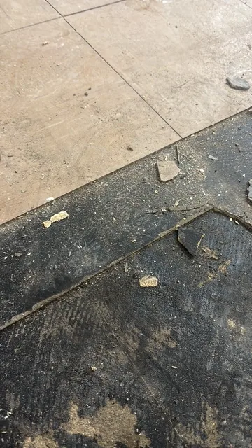 Black bitumen mastic floor removal in a SE5 flat